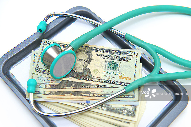 医生的听诊器与美元图片素材