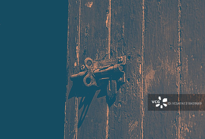 废弃的浴室：油漆剥落，金属生锈。图片素材