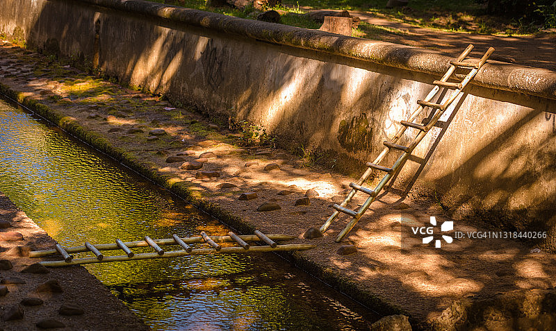 横跨混凝土运河的梯子/桥梁图片素材