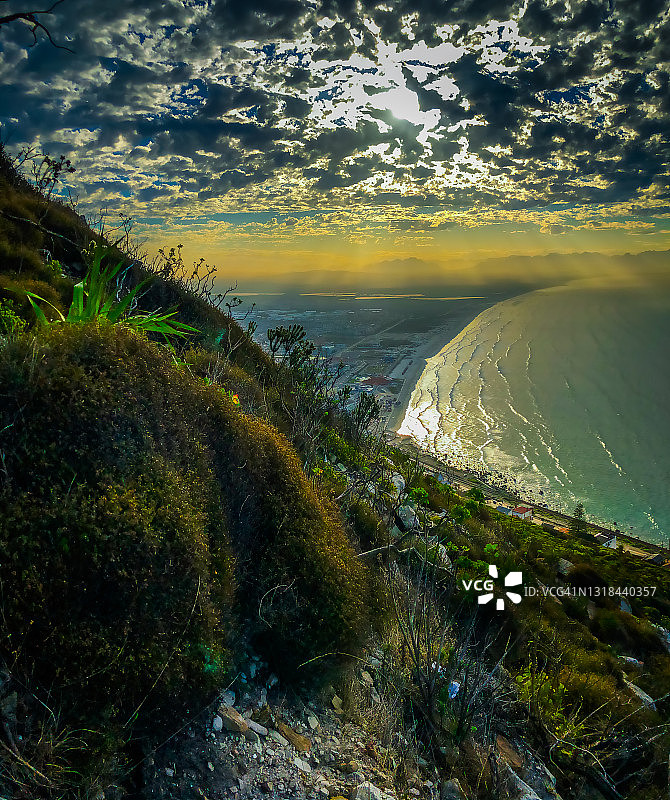 光线穿过乌云图片素材