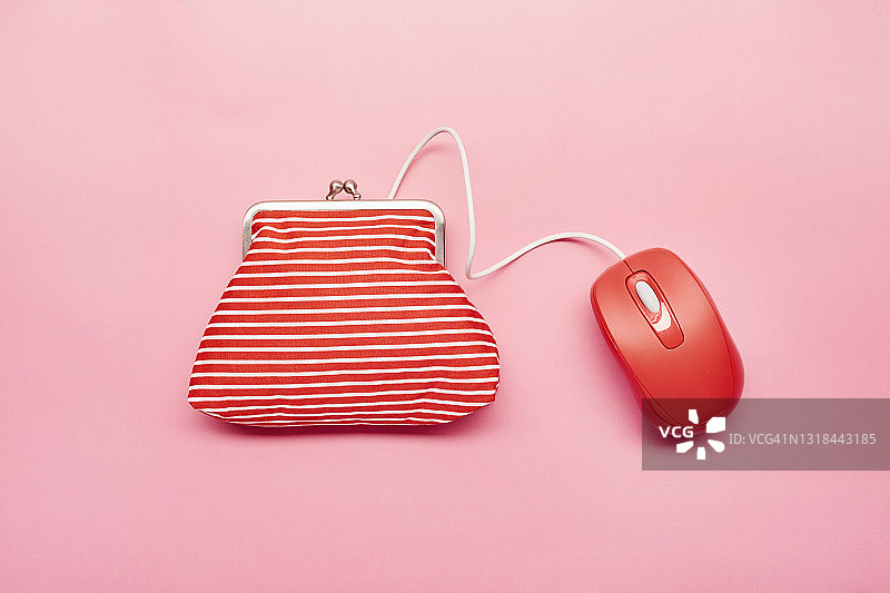 钱包和红色电脑鼠标静物，粉色背景图片素材