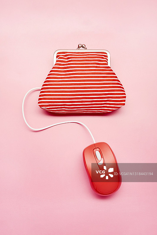 钱包和红色电脑鼠标静物，粉色背景图片素材