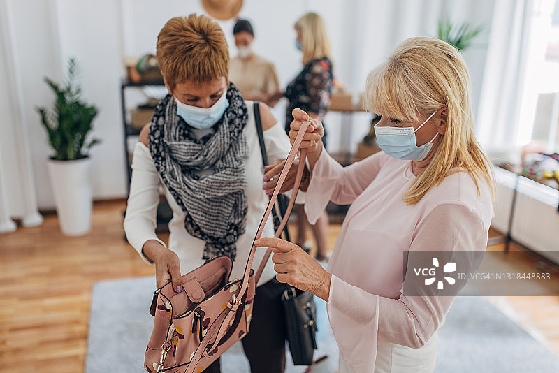 在时装店里的中年妇女图片素材