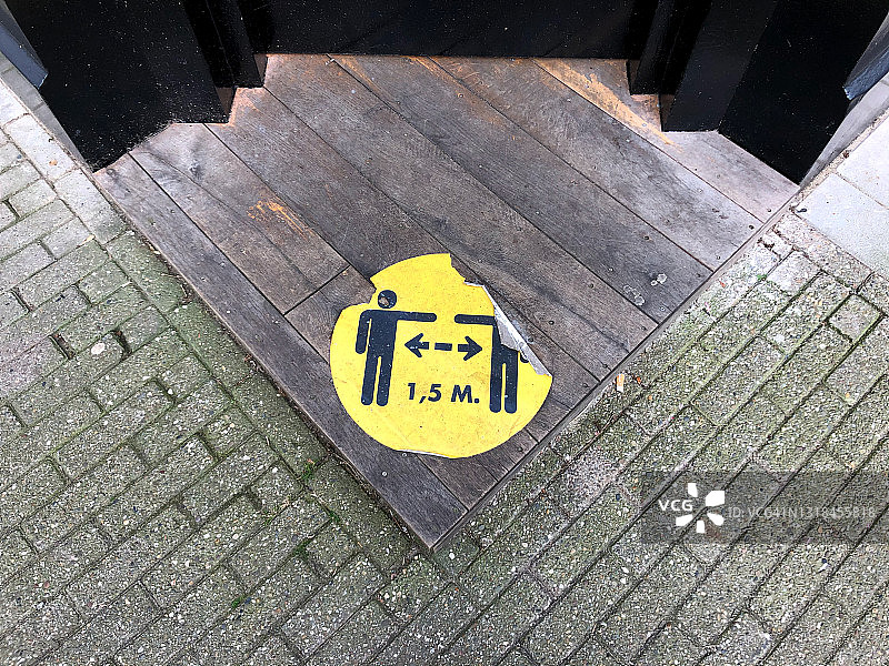 建筑物入口处磨损的保持距离贴纸图片素材