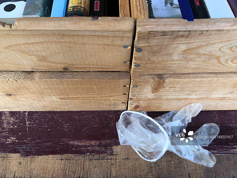 二手书旁边的外科手套图片素材