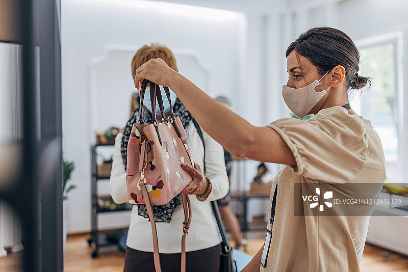 购买钱包的女人图片素材