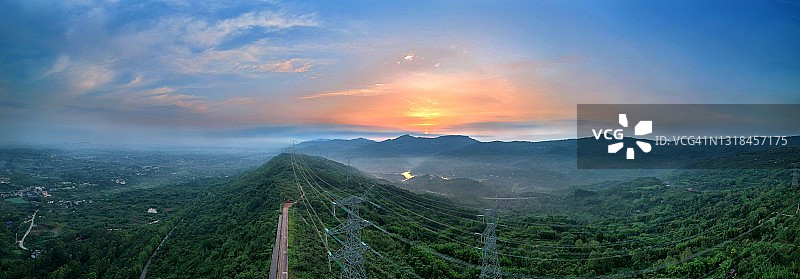日出时分山顶高压输电线路的航拍照片图片素材