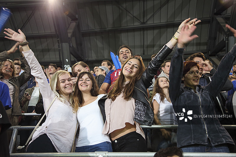 体育场里的人群中的朋友图片素材