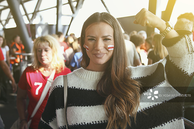 体育赛事中微笑的女人肖像图片素材