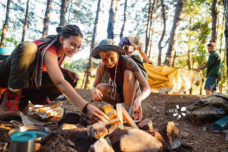 准备篝火木柴的年轻女性图片素材