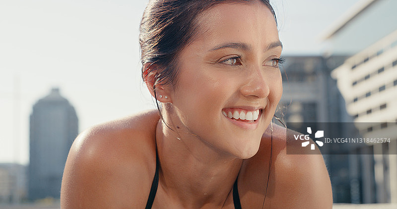 年轻女子在城市锻炼时独自站立图片素材