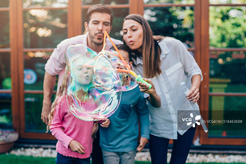一家人在后院吹肥皂泡图片素材