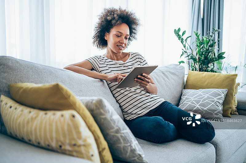 在家中使用平板电脑的女人图片素材