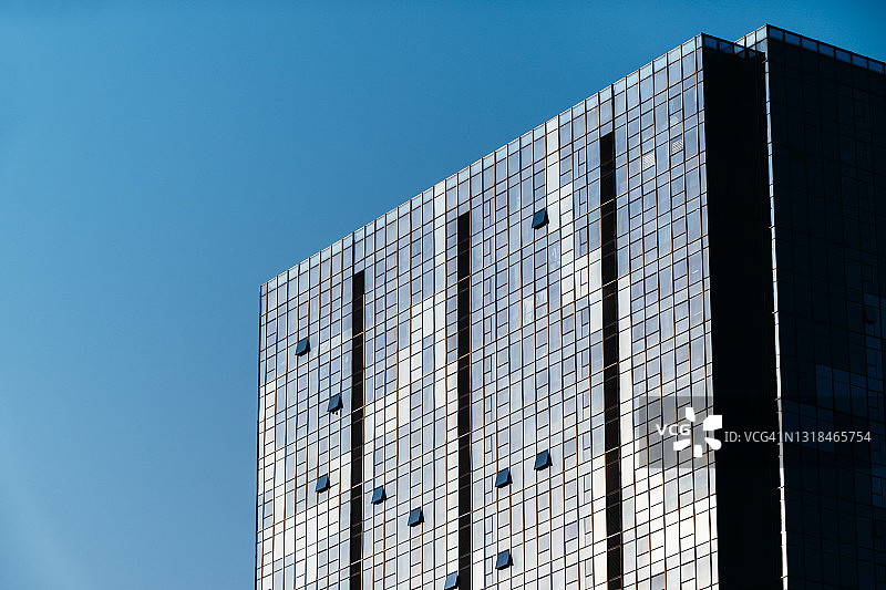 蓝天下的玻璃建筑图片素材