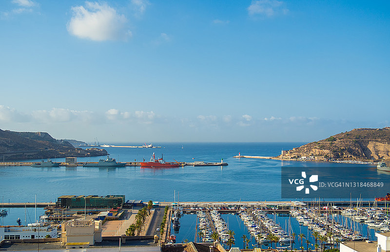 卡塔赫纳天然海港 सामान्य视图，有军用船只、游船和渔船图片素材