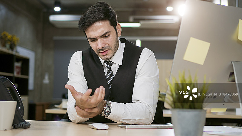 男人因使用电脑手腕疼痛图片素材