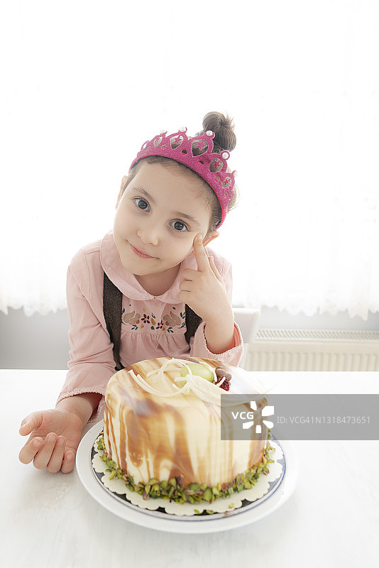 快乐的女孩吹蜡烛许愿图片素材