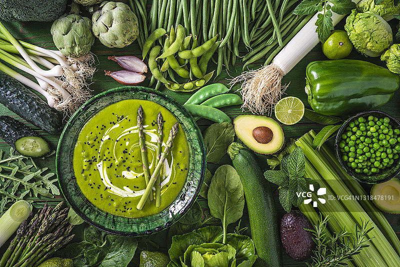 纯素生蔬菜芦笋汤，绿色木桌图片素材