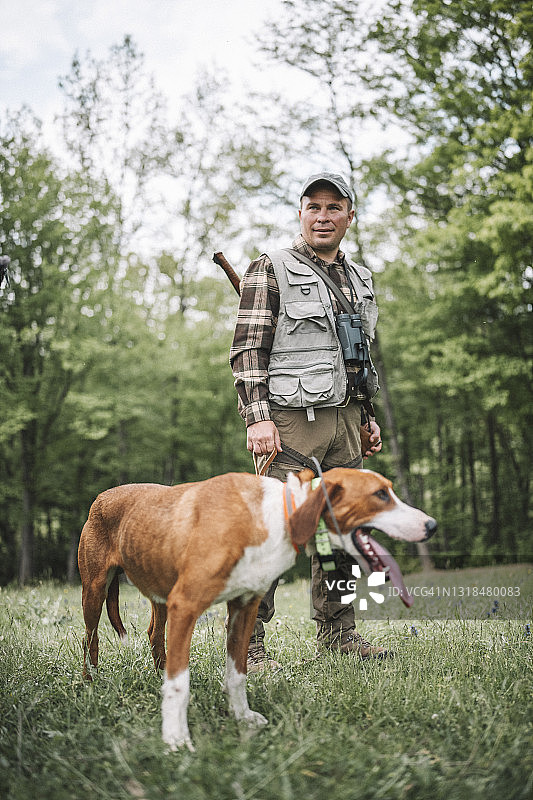 猎人与猎犬的肖像图片素材