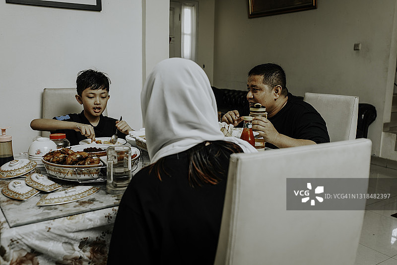 穆斯林家庭的斋月开斋饭图片素材