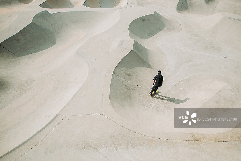 在滑板公园玩滑板的亚洲男人图片素材