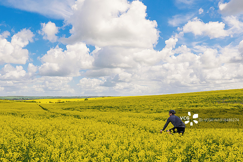 春日乡间骑自行车的男子图片素材