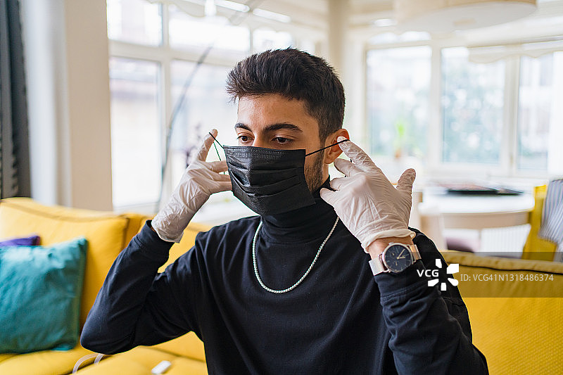 准备出门的男人（疫情期间）图片素材