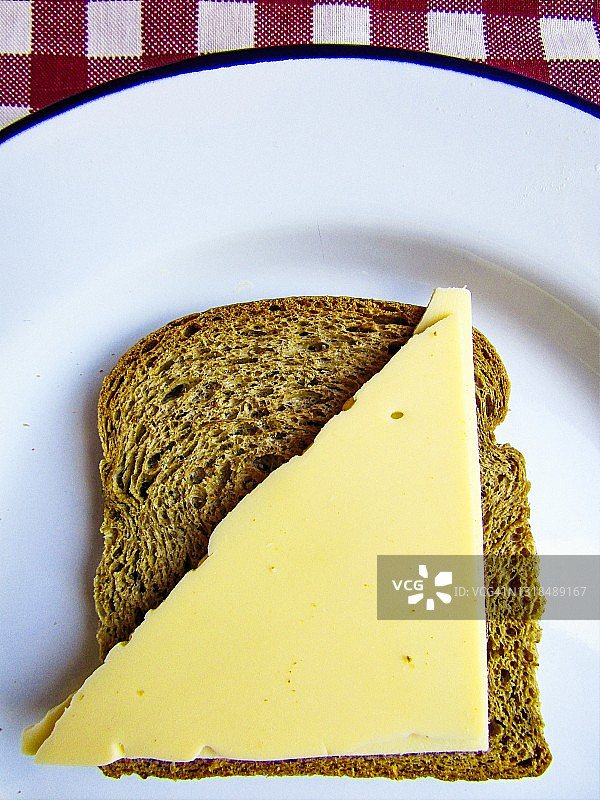 克里特岛的黑麦吐司配低脂奶酪图片素材