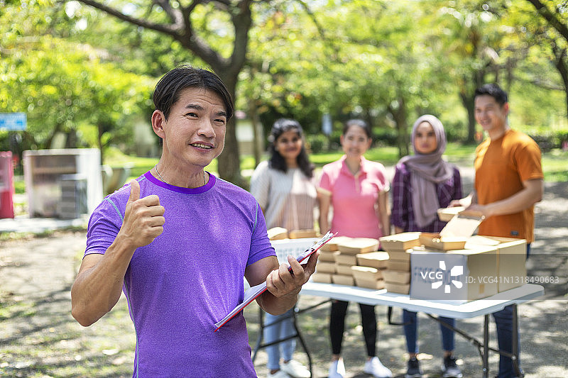 面向镜头微笑的中年活动协调员图片素材