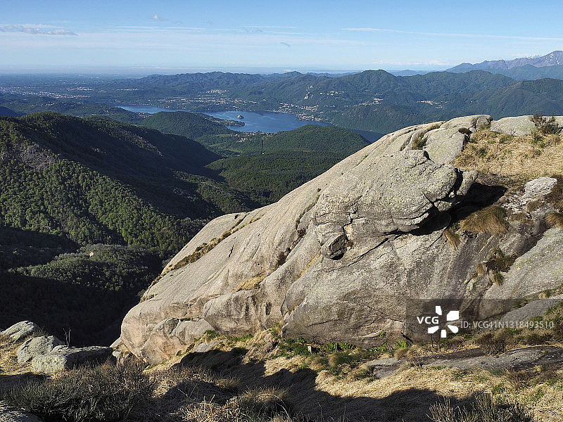意大利北部马焦雷湖斯特雷萨莫塔罗内山顶的花岗岩巨石图片素材