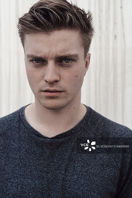 年轻男子肖像：坚毅的面部表情图片素材