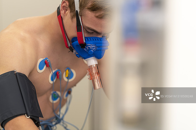 年轻男运动员在诊所进行心肺压力测试图片素材