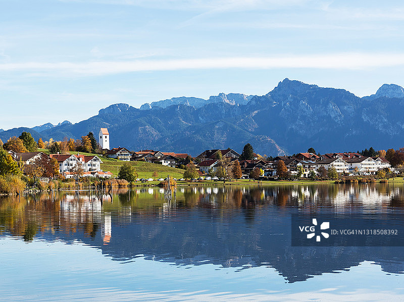 德国巴伐利亚阿尔高地区的霍普芬湖和“湖畔霍普芬”图片素材