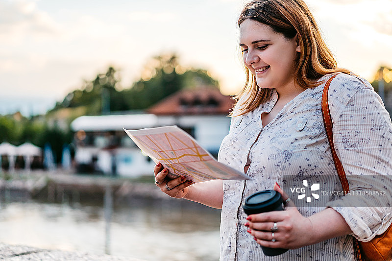 用地图探索城市图片素材