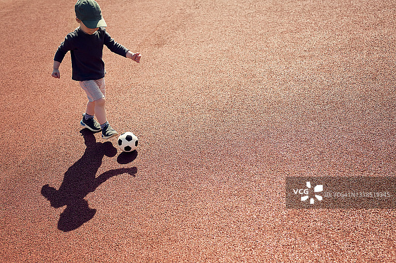拿着足球的小男孩图片素材