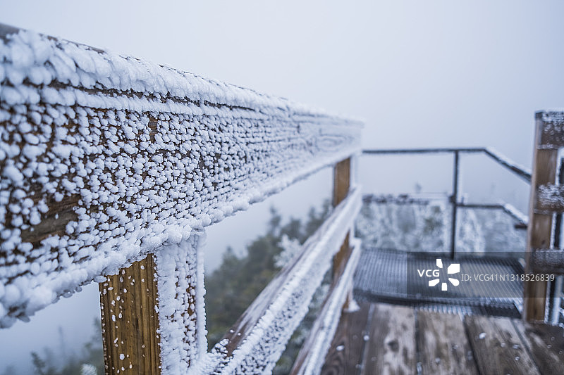 有少量积雪的山脉图片素材