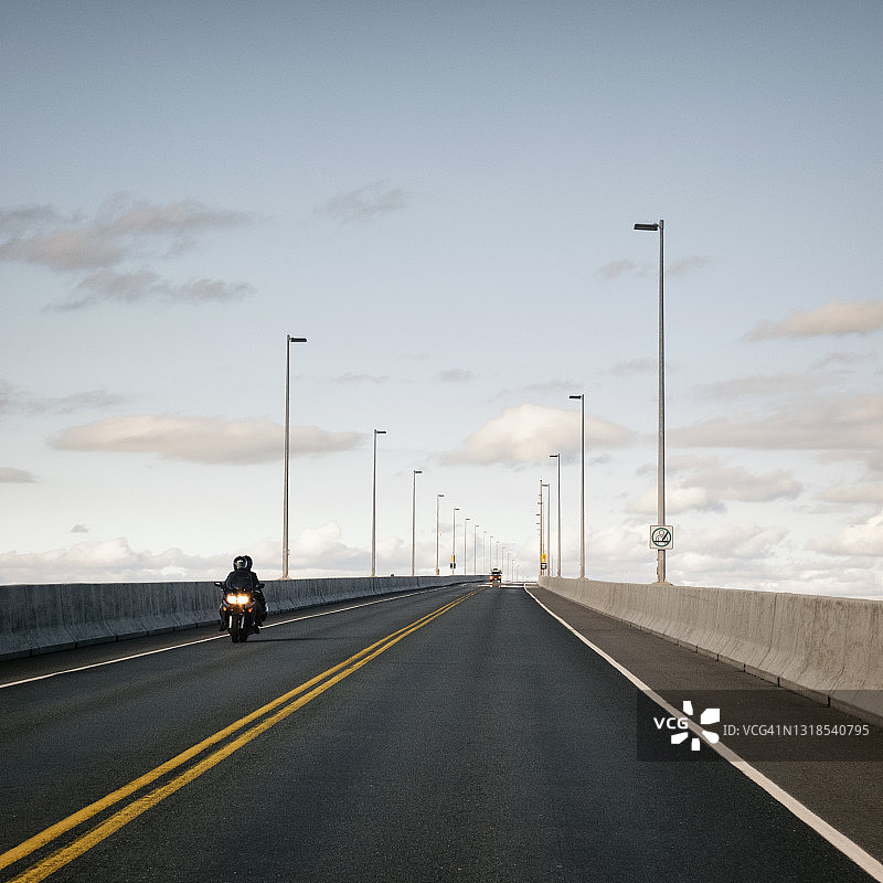 联邦大桥，在路上图片素材