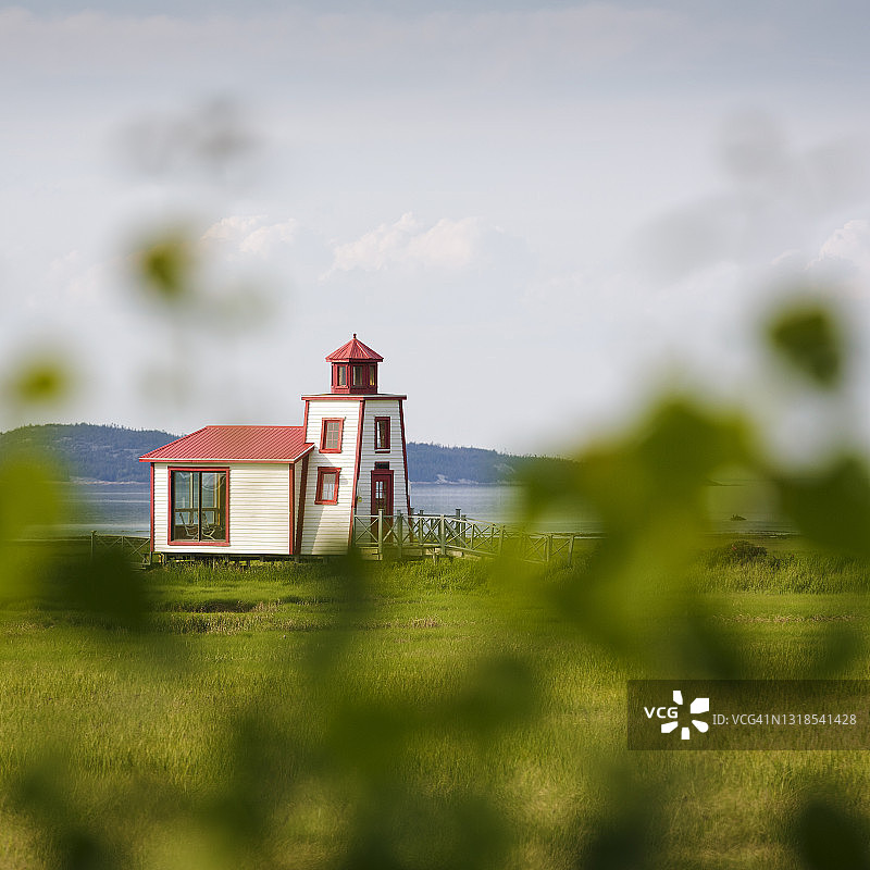穿过树枝的小灯塔，位于圣安德烈-德-卡穆拉斯卡图片素材