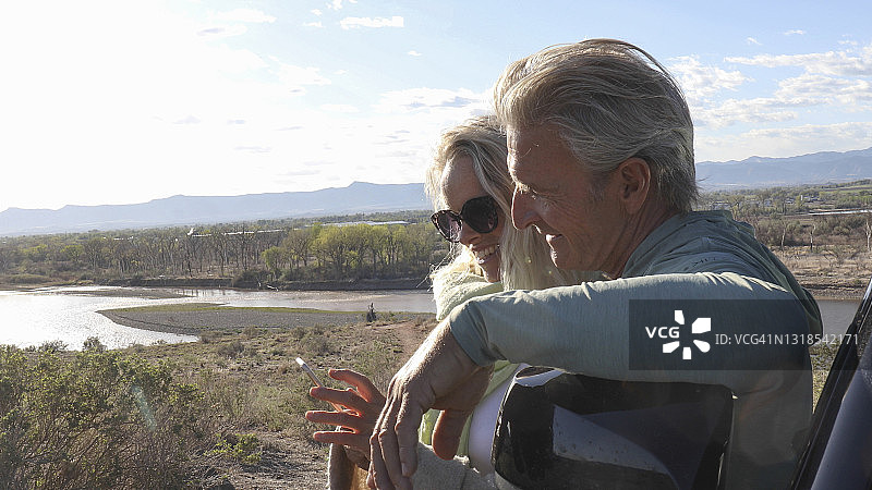 早上离开河边车辆的年长夫妇图片素材