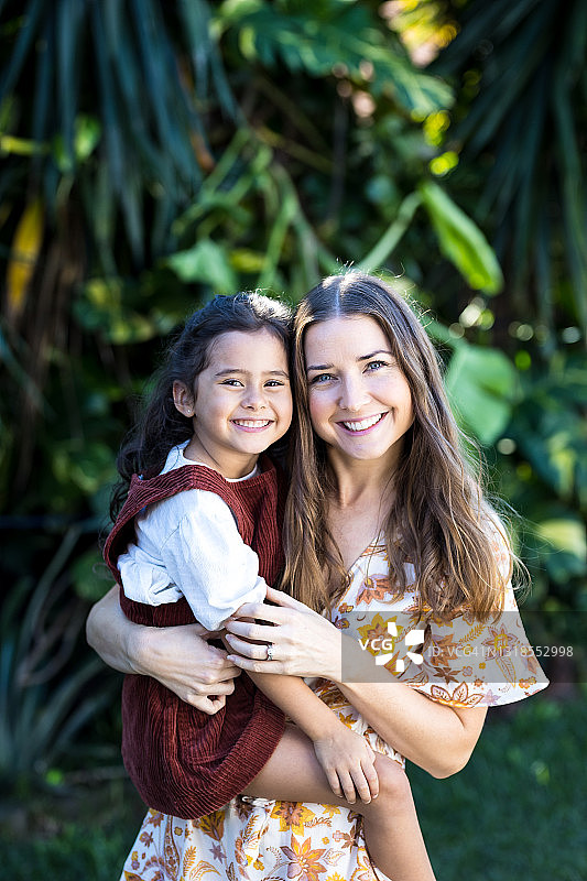 母亲和年幼的女儿拥抱图片素材