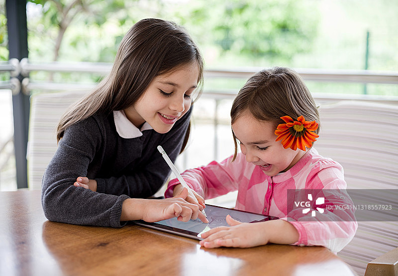 儿童使用数位板绘画图片素材