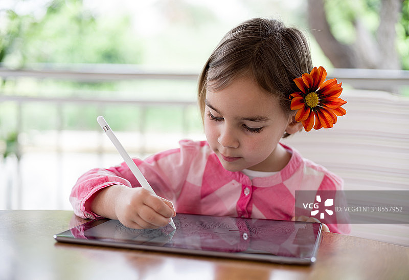 女童使用数位板绘画图片素材