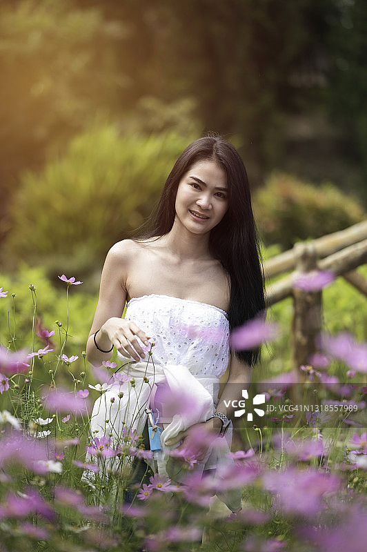 快乐的女人走在花园里图片素材