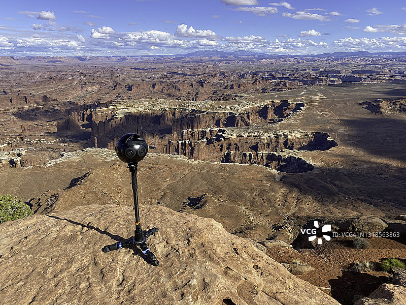 360度相机位于峡谷地国家公园峡谷边缘图片素材