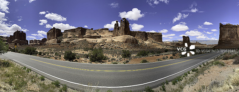 拱门国家公园公园大道和三个闲聊岩的广角镜头图片素材