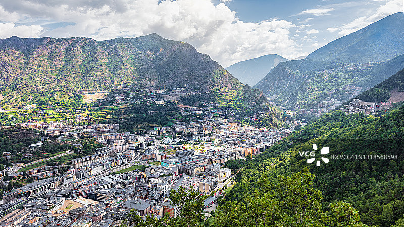 夏季比利牛斯山谷中的安道尔城全景图片素材