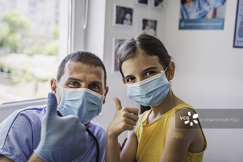 接种新冠疫苗。儿童疫苗接种。冠状病毒疫情。留白。图片素材