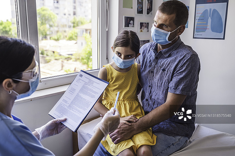 接种新冠疫苗。儿童疫苗接种。冠状病毒疫情。留白。图片素材