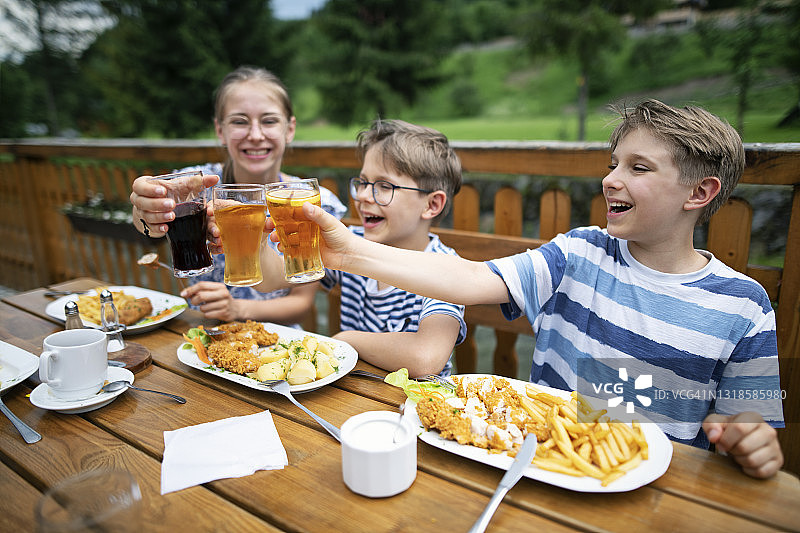 孩子们在户外享受午餐图片素材