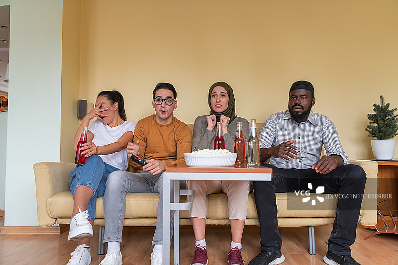 快乐的多民族朋友公寓看电影图片素材